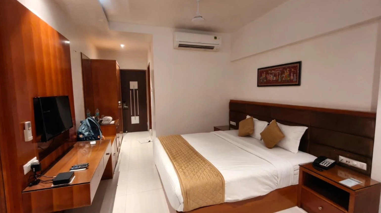 Executive room with work desk and television